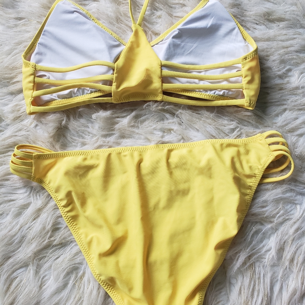Yellow bikini - Picture 2 of 4